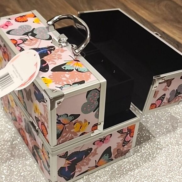 So Chic Butterfly Cosmetic Traincase w/Lock - Picture 3 of 8